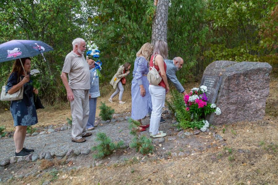 Возложение цветов к памятному знаку Т. Швиндту.