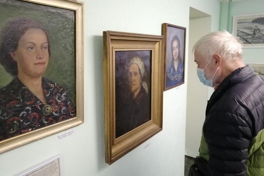 Знаменитый лужский художник Сергей Александрович Юдин на открытии выставки.