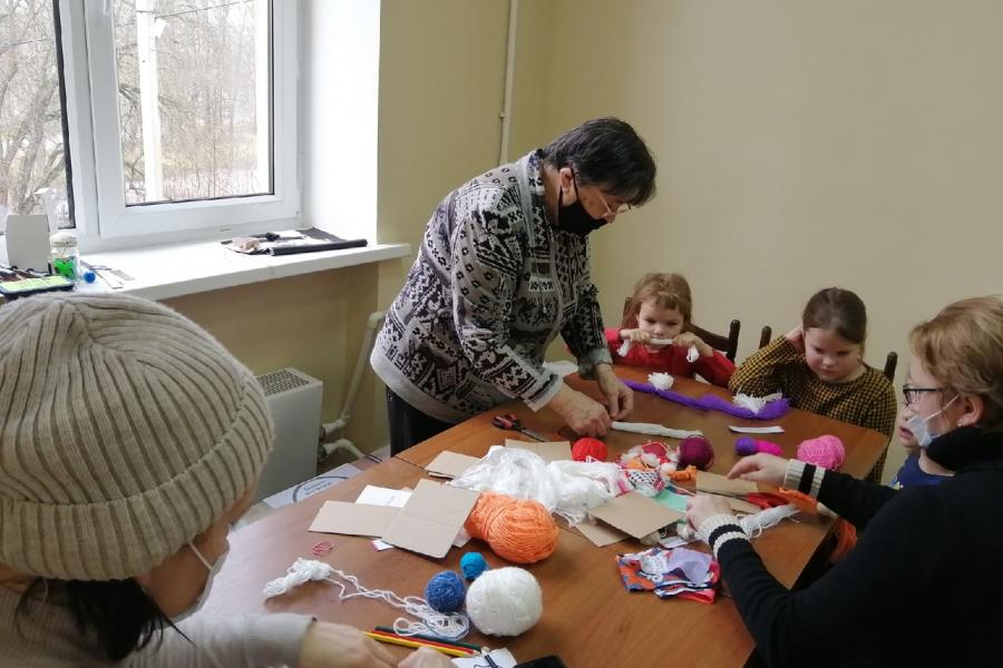 06 ноября старший научный сотрудник музея «Дом станционного смотрителя» Анисимова Валентина Михайловна, провела мастер-класс "Кукла Желанница". На занятиях посетители узнали о значении обереговых кукол, традициях их изготовления и использования. В ходе мастер-класса гости студии научились создавать из фрагментов ткани и ниток куколку, исполняющую желания. Каждая кукла получилось особенной и по-своему интересной.