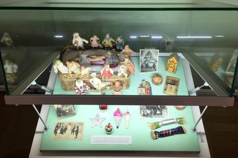 Новогодние игрушки из частной коллекции, ёлочные украшения из фондов Тосненского музея